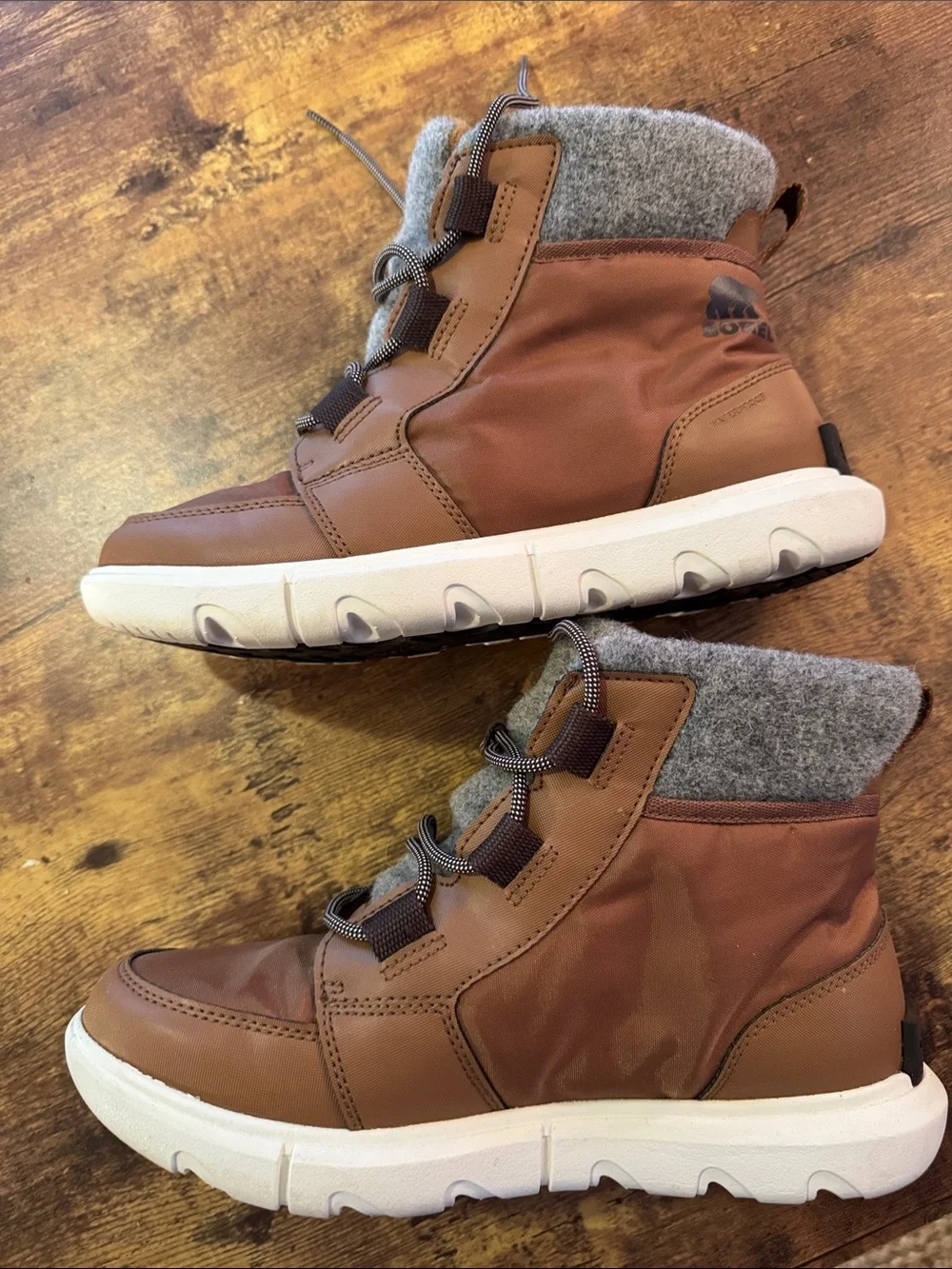 *Never Worn* Sorel Women’s Brown Boots with Gray Felt Collar and Lace-Up Closure